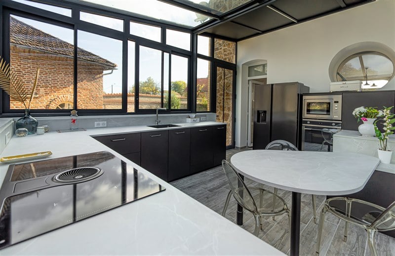 Cuisine ouverte de style moderne noir et gris | Raison Home